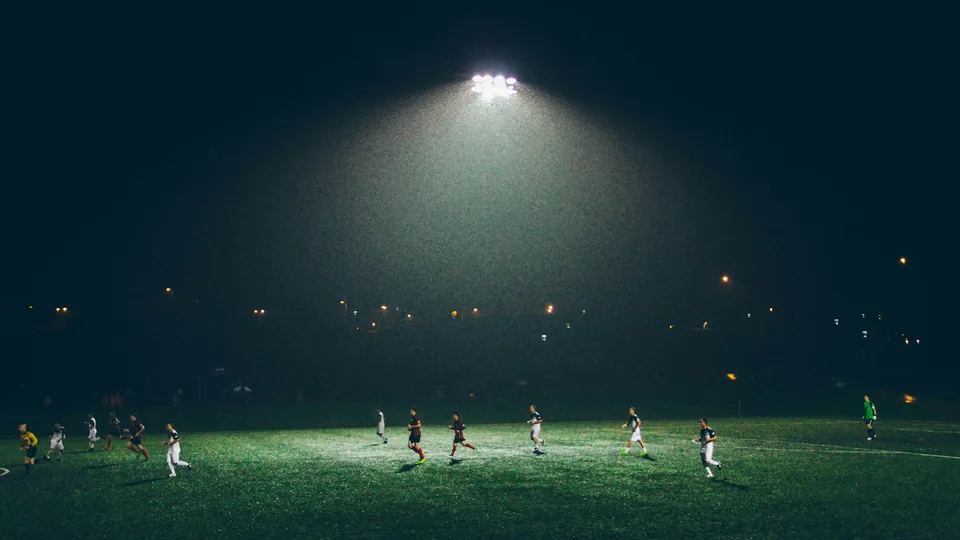 Amateurspiel unter Flutlicht vom Spielfeldrand